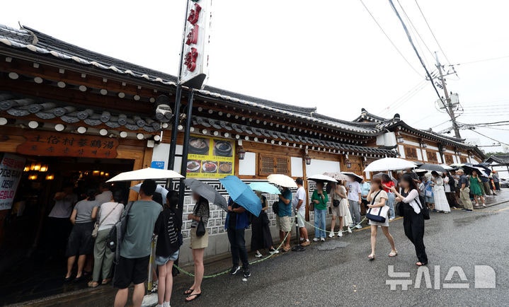 궂은 날씨에도 <b>말복</b>에 <b>삼계탕</b> 가게 찾은 시민들