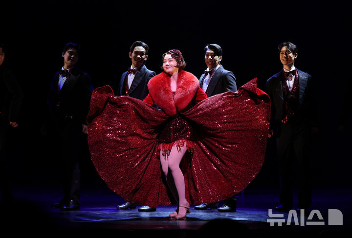 [서울=뉴시스] 배훈식 기자 = 뮤지컬 '브로드웨이 42번가' 프레스콜이 열린 24일 오후 서울 송파구 샤롯데씨어터에서 페기 소여 역의 최유정이 하이라이트 시연을 하고 있다. 2025.07.24. dahora83@n