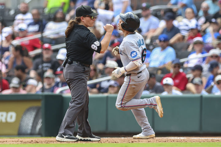 <b>MLB</b> 최초 <b>여성 심판 파월</b>, 역사적 데뷔전…"오랜 꿈 이뤘다"
