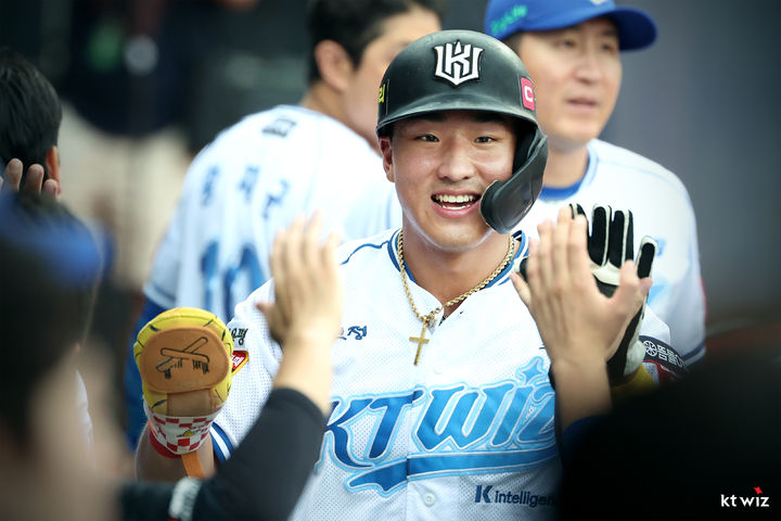 '신인왕 유력 후보' KT <b>안현민</b>, 7월 <b>MVP</b> 선정…폰세 2위