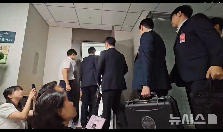 [서울=뉴시스] 김태연 인턴기자=경찰이 11일 오전 11시14분께부터 서울 영등포구 국회에 있는 이춘석 의원실을 압수수색하고 있다. 2025.08.11. photo@newsis.com