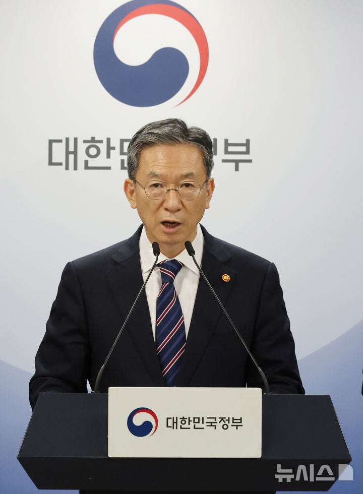 <b>조국 사면</b>에 <b>충돌</b>…與 "검찰 독재 피해자 명예 회복" 국힘 "비리를 정의...