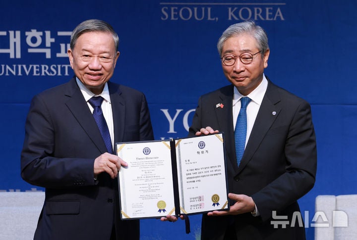 <b>또 럼</b> 베트남 당<b>서기장</b>, <b>연세대</b> 정치학 박사 명예학위