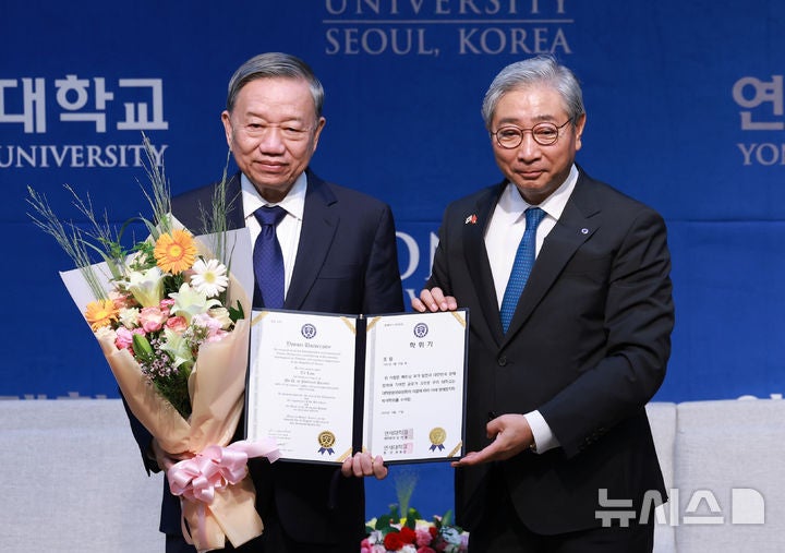 <b>또 럼</b> 베트남 당<b>서기장</b>, <b>연세대</b> 정치학 박사 명예학위