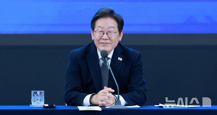 [광주=뉴시스] 고범준 기자 = 이재명 대통령이 25일 광주 국립아시아문화전당에서 열린 광주시민, 전남도민 타운홀미팅에서 미소를 짓고 있다. 2025.06.25. bjko@newsis.com