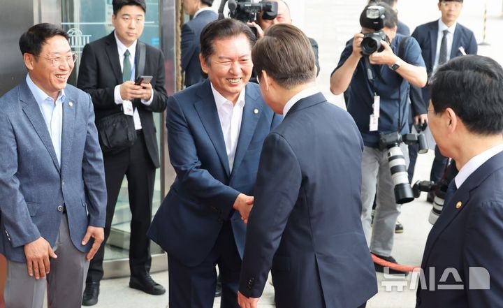 이 <b>대통령</b>, 오늘 <b>정청래</b> 대표와 관저 <b>만찬</b>…박찬대도 동석