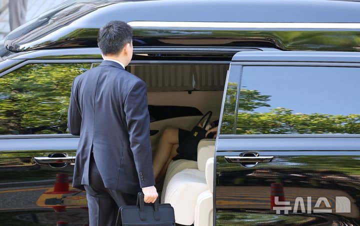 '<b>구속</b> 기로' <b>김건희</b>, <b>영장</b>실질<b>심사</b> 출석 전 다리 꼰 채 차량에 [뉴시스...