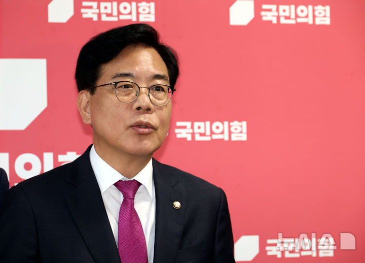 [서울=뉴시스] 조성봉 기자 = 송언석 국민의힘 비상대책위원장 겸 원내대표가 11일 서울 여의도 국회에서 광복절 특별사면 명단 발표와 관련해 입장을 밝히고 있다. 2025.08.11. suncho21@newsis.c