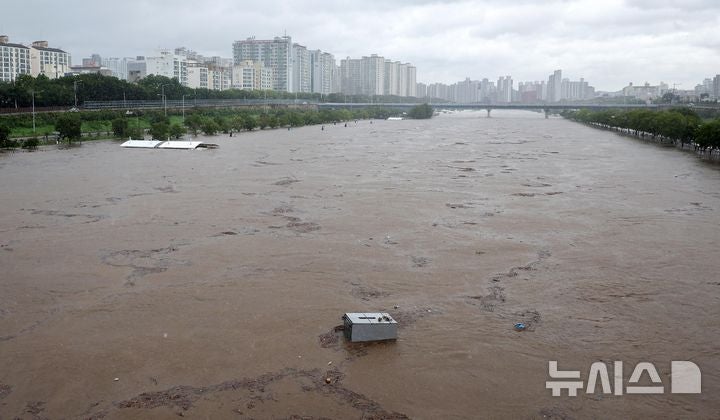 '<b>수도권</b> 물<b>폭탄</b>' 하천 넘치고 <b>도로</b> 잠겨… 호우경보도 발효 [뉴시스Pic]