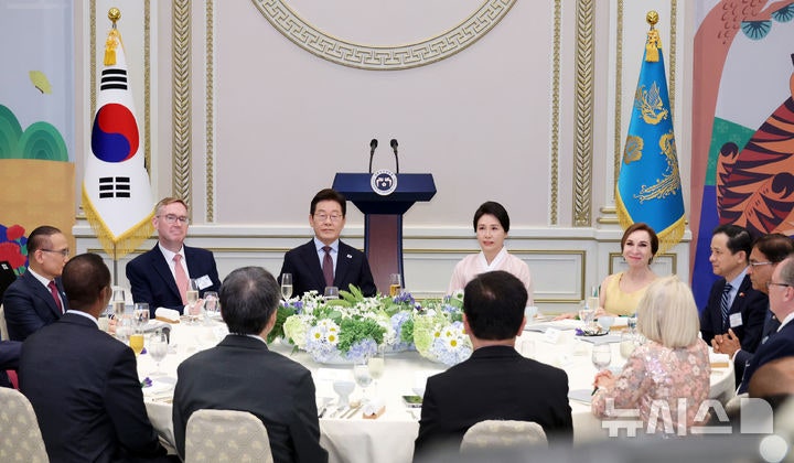 <b>주한외교단</b>과 <b>만찬</b>