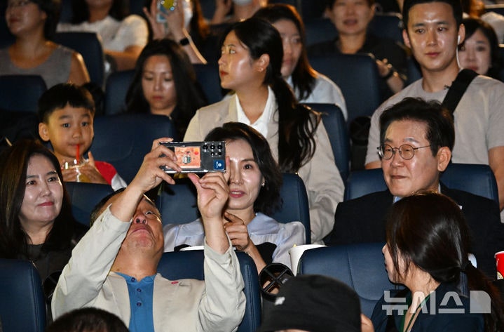 李<b>대통령</b>, 영화 '<b>독립군</b>' <b>관람</b>…'진관사 태극기' 소장 사찰 방문도(종합...