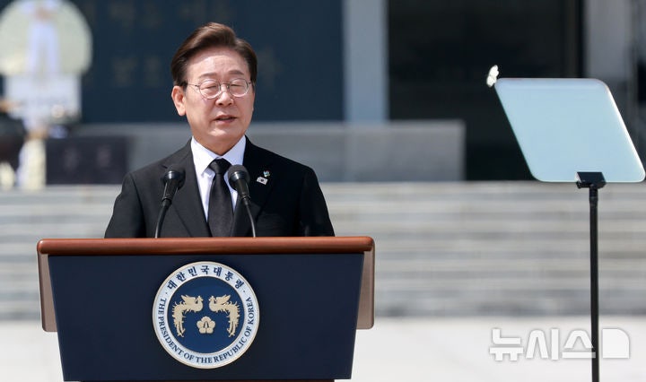 李<b>대통령</b> "위기의 시대, <b>김대중</b>의 삶에서 답 찾겠다…멈추지 않고 직진...