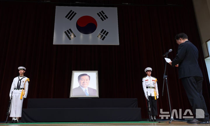 추모사하는 <b>우원식 국회의장</b>