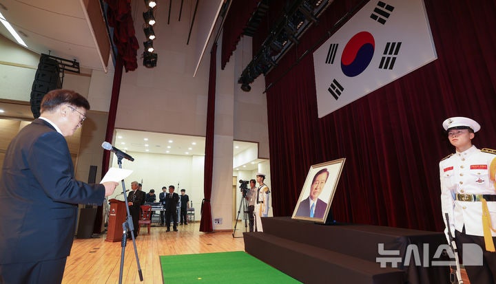 추모사하는 <b>우원식 국회의장</b>