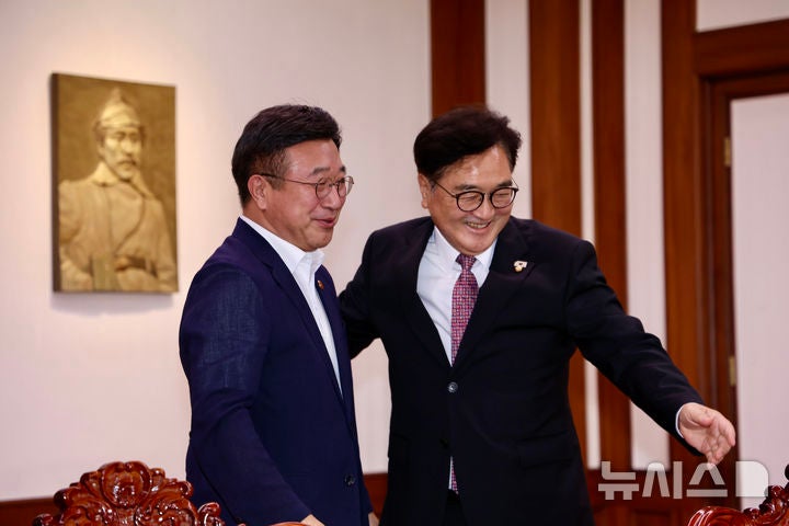 <b>우원식</b> 의장과 인사하는 <b>윤호중</b> <b>장관</b>