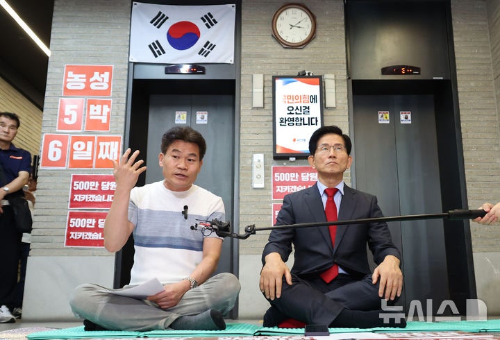 농성 중인 <b>김문수</b> <b>후보</b> 찾은 <b>전한길</b>
