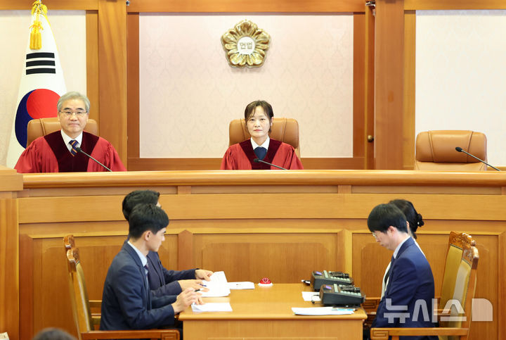 [서울=뉴시스] 배훈식 기자 = 정정미(오른쪽), 조한창 헌법재판관이 22일 오후 서울 종로구 헌법재판소 소심판정에서 열린 조지호 경찰청장 탄핵심판 2차 변론준비기일에 자리하고 있다. 2025.07.22. dahor