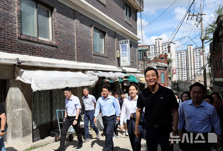 서대문구 <b>현저동 모아타운</b> 예정지 둘러보는 오세훈 <b>시장</b>