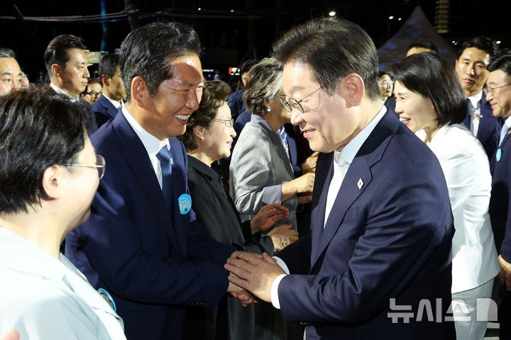 이 <b>대통령</b>, 여당 지도부와 <b>만찬</b>…검찰개혁·주식양도세 논의 '주목'
