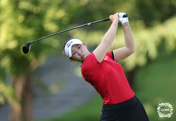 <b>김민솔</b>, KLPGA 투어 BC카드·한경 레이디스컵 이틀 <b>연속</b> 단독 <b>선두</b>
