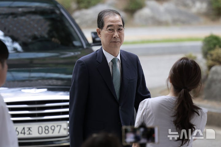 <b>한덕수</b>, 내란<b>특검</b> 출석…'선포문 진술 번복' 질문에 묵묵부답
