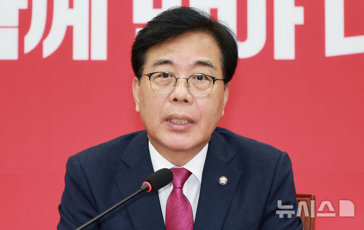 [서울=뉴시스] 김금보 기자 = 송언석 국민의힘 비상대책위원장 겸 원내대표가 24일 오후 서울 여의도 국회에서 열린 현안 관련 기자간담회에서 발언을 하고 있다. 2025.08.24. kgb@newsis.com