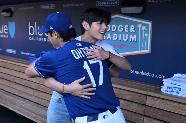 V threw out the first pitch at a home game of the LA Dodgers in Major League Baseball.