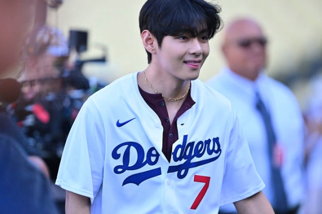 V threw out the first pitch at a home game of the LA Dodgers in Major League Baseball.