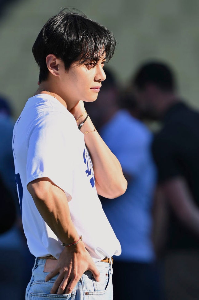 V threw out the first pitch at a home game of the LA Dodgers in Major League Baseball.