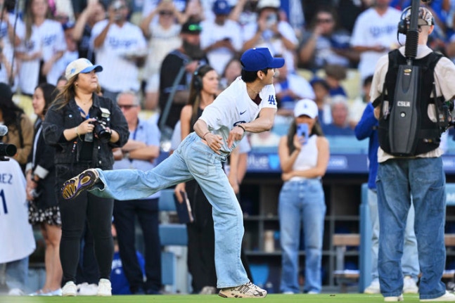 V threw out the first pitch at a home game of the LA Dodgers in Major League Baseball.