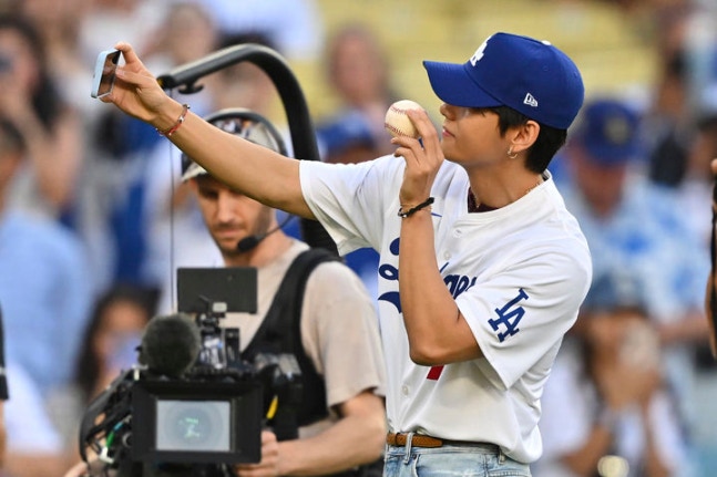 V threw out the first pitch at a home game of the LA Dodgers in Major League Baseball.