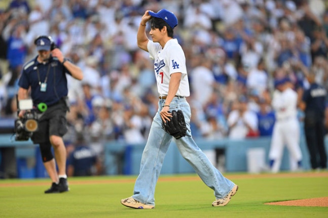 V threw out the first pitch at a home game of the LA Dodgers in Major League Baseball.