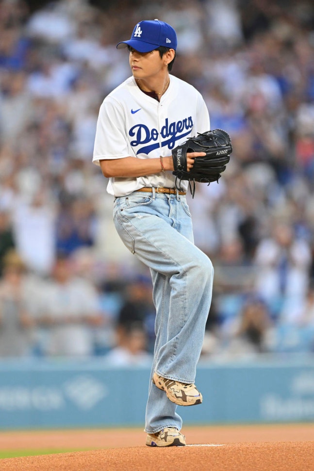 V threw out the first pitch at a home game of the LA Dodgers in Major League Baseball.