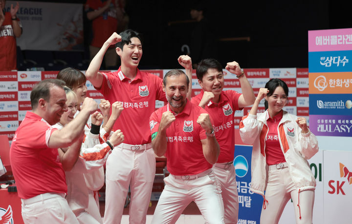 <b>웰컴저축은행</b>, 김가영의 하나카드 꺾고 프로당구 <b>PBA 팀리그</b> 2R 우승