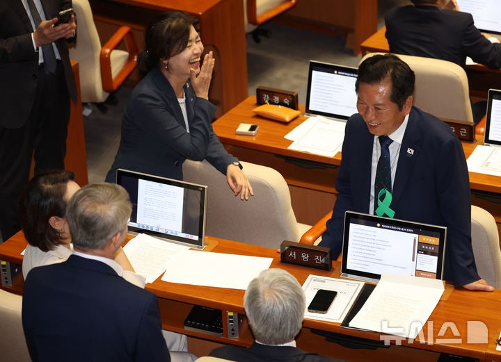 <b>수업 중 스마트폰</b> 사용 <b>금지</b>법, 국회 본회의 통과
