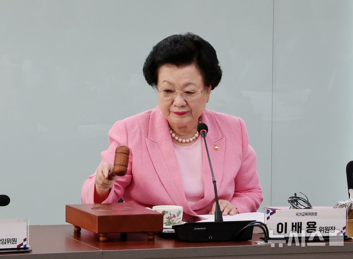 이배용 국교위원장, <b>김건희</b>에 '<b>금거북이</b> 청탁' <b>의혹</b>…특검 강제수사(종...