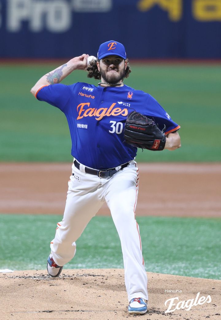한화 <b>폰세</b>, MLB 11팀 스카우트 앞 5이닝 3실점…개막 <b>16연승</b> 성큼