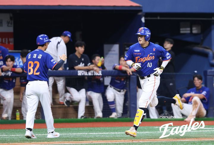<b>폰세</b>, MLB 스카우트 앞 개막 <b>16연승</b> 달성…한화, 키움 잡고 5<b>연승</b>(종합)