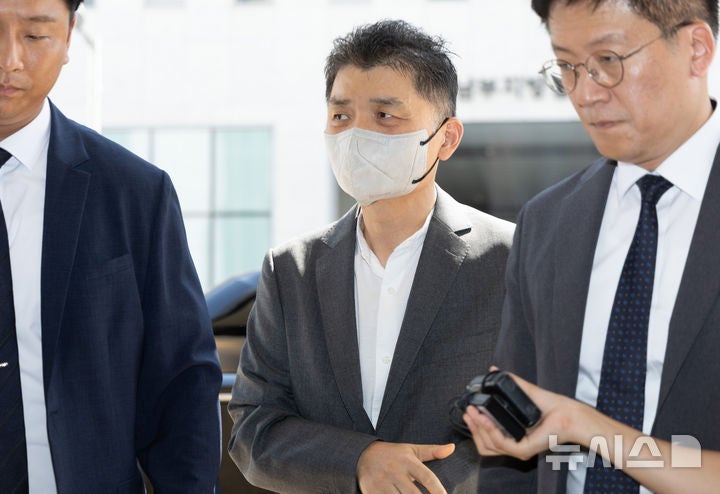 檢, <b>김범수</b> 카카오 창업자에 <b>징역</b> 15년 <b>구형</b>…"죄책 막중"