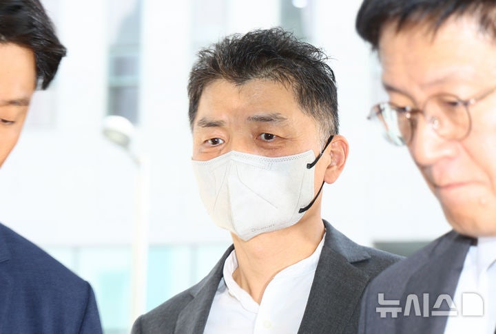 검찰, '<b>SM 시세조종</b> 지시 <b>혐의</b>' 카카오 창업자 <b>김범수</b>에 징역 15년 구형...