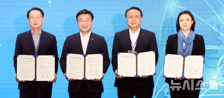 <b>인구감소지역</b> 생활<b>인구</b> 유입 및 <b>지역</b>경제 활성화 업무협약식