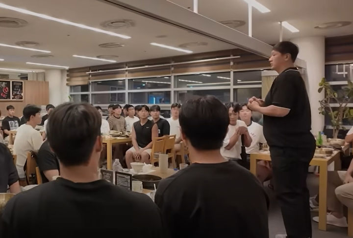 <b>경남고</b>, <b>봉황대기</b> 고교야구 정상…이대호, 모교 <b>우승</b>에 또 지갑 여나
