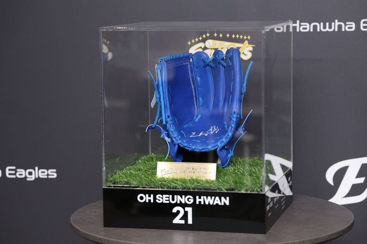 '<b>은퇴 투어</b>' 삼성 <b>오승환</b>, 한화로부터 '황금 자물쇠' <b>선물</b> 받아