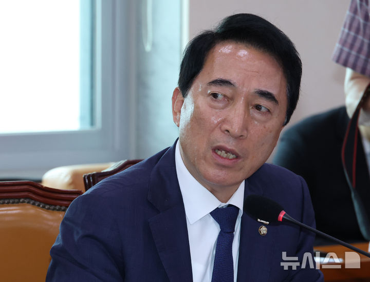 [서울=뉴시스] 김금보 기자 =  박수현 더불어민주당 의원이 29일 서울 여의도 국회 문화체육관광위원회에서 열린 최휘영 문화체육관광부 장관 후보자 인사청문회에서 의원질의를 하고 있다. 2025.07.29. kgb@n