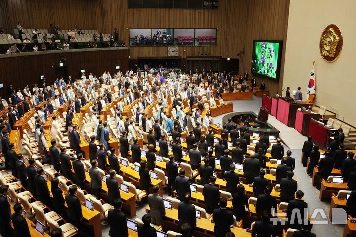 '<b>한복</b>' 대 '<b>상복</b>'…李정부 첫 <b>정기국회</b> 개회식 엇갈린 복장
