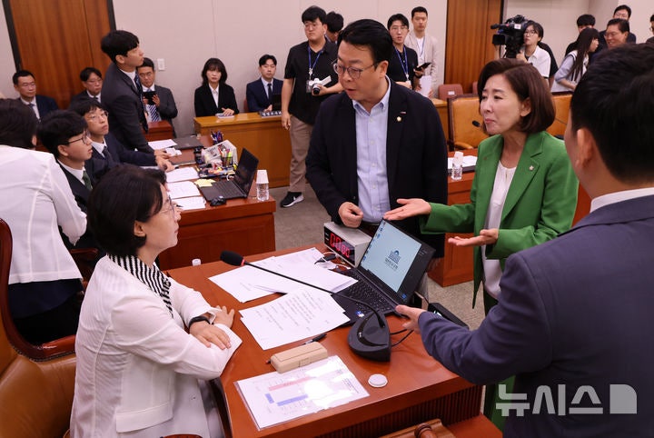 <b>추미애</b> 위원장에게 <b>항의</b>하는 <b>나경원</b>