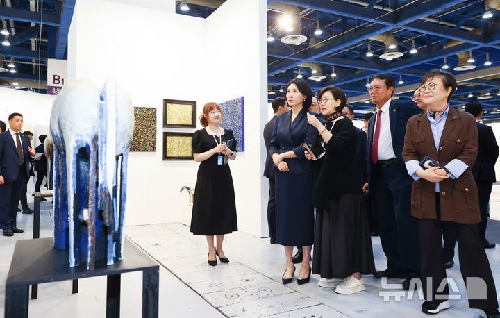 <b>키아프 서울</b> 찾은 <b>김혜경 여사</b>