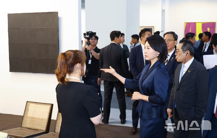 <b>키아프</b> 서울 찾은 <b>김혜경 여사</b>