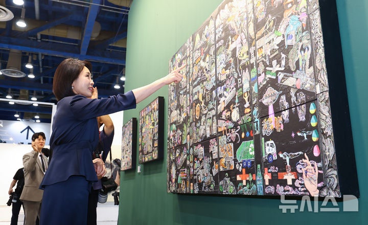 <b>키아프</b> 서울 찾은 <b>김혜경 여사</b>