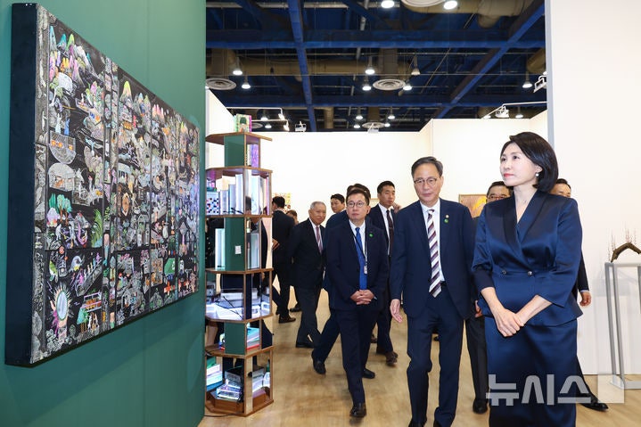 <b>키아프</b> 서울 찾은 <b>김혜경 여사</b>